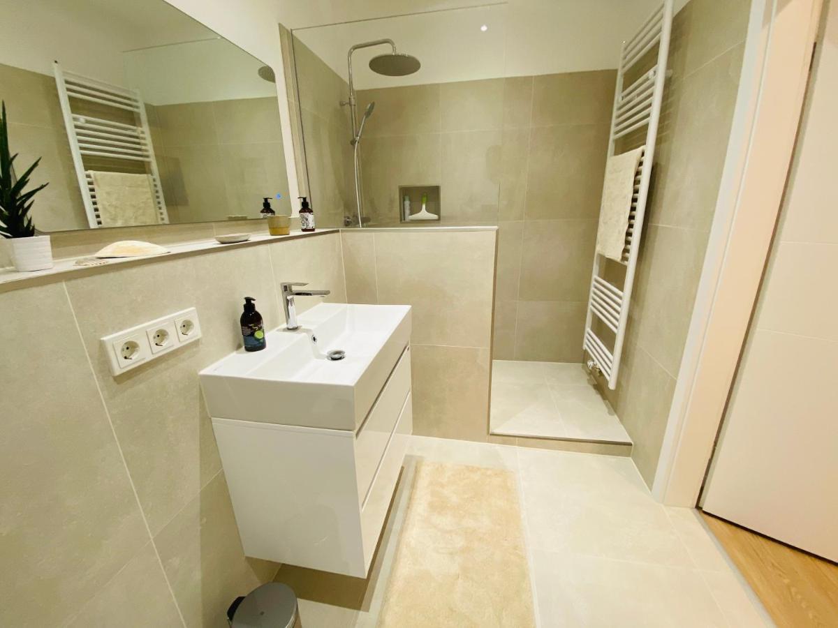 Raum2Go - No1 Modernes Ruhiges 2-Schlafzimmer Apartment City & Park ヴィースバーデン エクステリア 写真